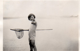 Photographie Vintage Photo Snapshot Fillette Maillot Bain Fille Enfant épuisette - Anonymous Persons