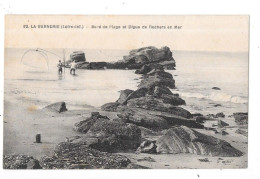 LA BERNERIE - 44 -  Bord De Plage  Et Digue De Rochers En Mer - TOUL 8 - - La Bernerie-en-Retz