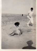 Photographie Vintage Photo Snapshot Fillette Maillot Bain Fille Enfant Ombre - Lieux