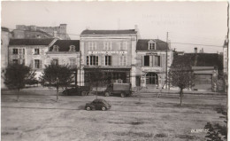 MIREBEAU - CPSM ; Place De La République - Mirebeau