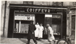 Photographie Vintage Photo Snapshot Vitrine Magasin Coiffeur Coiffeuse - Profesiones