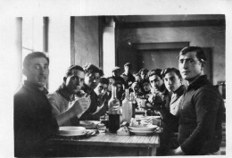 Photographie Vintage Photo Snapshot Repas Bouteille Bottle Table  - Anonymous Persons