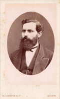 Photo CDV D'un Homme élégant Posant Dans Un Studio Photo A La Haye  ( Pays-Bas ) - Oud (voor 1900)
