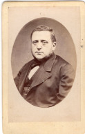 Photo CDV D'un Homme élégant Posant Dans Un Studio Photo A Leeuwarden  ( Pays-Bas ) - Old (before 1900)