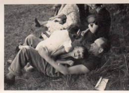 Photographie Vintage Photo Snapshot Famille Groupe Chahut Rire Bagarre - Anonymous Persons