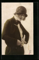AK Junge Frau Stehend Im Anzug Mit Hut Und Blumen  - Mode