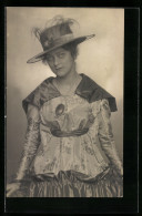 AK Junge Frau Im Extravaganten Kleid Mit Federn Am Hut  - Moda