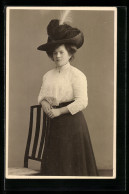 AK Frau Steht An Einem Stuhl Und Trägt Einen Hut  - Fashion