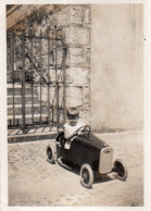 Photographie Vintage Photo Snapshot Voiture à Pédales Jouet Toy Enfant Marin - Anonymous Persons