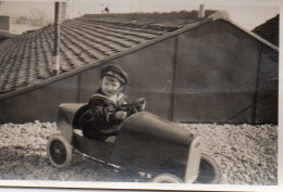 Photographie Vintage Photo Snapshot Voiture à Pédales Jouet Toy Enfant Marin - Anonymous Persons
