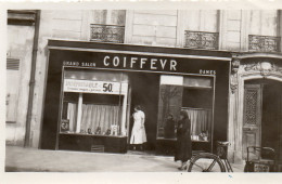 Photographie Vintage Photo Snapshot Vitrine Magasin Coiffeur Coiffeuse - Profesiones