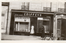 Photographie Vintage Photo Snapshot Vitrine Magasin Coiffeur Coiffeuse - Métiers