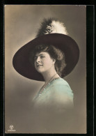AK Junge Frau Mit Imposantem Hut Und Feder Darauf  - Mode