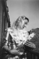 Photographie Vintage Photo Snapshot Balcon Femme Fleurs Voile - Anonymous Persons