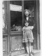 Photographie Vintage Photo Snapshot Vitrine Magasin Paris Femme Enfant - Anonymous Persons