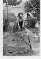Photographie Vintage Photo Snapshot Arcueil Enfant Fillette Arrosage Jardin - Sonstige & Ohne Zuordnung