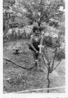 Photographie Vintage Photo Snapshot Arcueil Enfant Fillette Arrosage Jardin - Andere & Zonder Classificatie