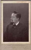 Photo CDV D'un Homme élégant Posant Dans Un Studio Photo A Lyon - Oud (voor 1900)