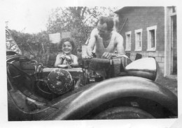 Photographie Vintage Photo Snapshot Epieds Drôle Automobile Moteur Capot - Automobile