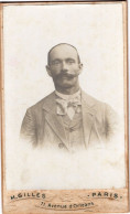 Photo CDV D'un Homme élégant Posant Dans Un Studio Photo A Paris - Oud (voor 1900)