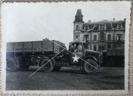 Camion Bedford Marqué De L’étoile Des Aliéner Matriculé H217816 Devant Un Château à Identifier Photo 2GM Période - War, Military