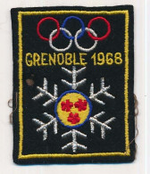 Écusson Tissus 5,2 X 6,3 Cm Xèmes Jeux Olympiques D'Hiver  GRENOBLE 1968 Olympic Games Grenoble Anneaux Cristal 3 Roses - Patches