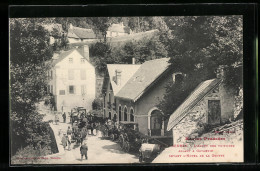 CPA Gèdres, L`Arrêt Des Voitures Allant A Gavarnie Devant L`Hotel De La Grotte  - Gavarnie