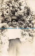 R145815 Old Postcard. Woman Near The Flower Tree - Monde