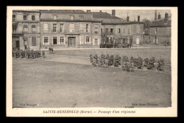 51 - SAINTE-MENEHOULD - PASSAGE D'UN REGIMENT SUR LA PLACE - Sainte-Menehould