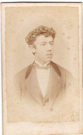 Photo CDV D'un Homme élégant Posant Dans Un Studio Photo - Oud (voor 1900)