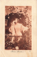 FETES ET VOEUX - Nouvel An - Une Fille Sentant La Fleur à La Fenêtre - LL - Carte Postale Ancienne - Nouvel An