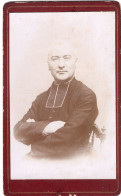 Photo CDV D'un Homme Prétre  Posant Dans Un Studio Photo - Old (before 1900)
