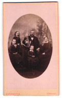 Fotografie B. Sparmeyer, Herrnhut, Mutter Und Vater Mit Ihren Vier Kindern Im Atelier  - Anonymous Persons