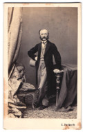 Fotografie C. Herberth, Wien, Kleiner Mann Im Anzug Mit Backenbart Und Zylinder In Der Hand  - Anonymous Persons