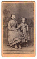Fotografie G. F. Eichler, Schmölln, Zwei Kinder In Sommerkleidern Mit Locken  - Personnes Anonymes