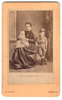Fotografie G. F. Eichler, Schmölln, Junge Mutter Mit Ihren Beiden Kindern Im Atelier  - Anonymous Persons