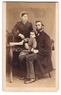 Fotografie B. Sparmeyer, Herrnhut, Mutter Und Vater Mit Ihren Sohn Auf Dem Schoss  - Anonymous Persons