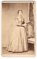 Fotografie J. E. Schubert, Nürnberg, Junge Dame Im Hellen Kleid  - Personnes Anonymes