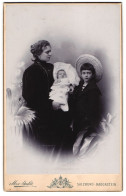 Fotografie Max Balde, Salzburg, Portrait Frau Böhm Mit Ihren Beiden Kindern Im Atelier, 1897  - Anonymous Persons