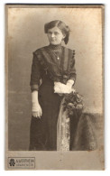 Fotografie A. Wertheim, Berlin, Oranienstrasse, Junge Dame Im Kleid Mit Handschuhen  - Anonymous Persons