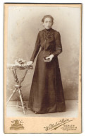 Fotografie Wilhelm Stein, Berlin, Chaussee-Str. 66, König-Str. 20-21, Junge Dame Im Kleid Mit Einem Buch  - Personnes Anonymes