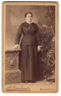 Fotografie A. Reinhard, Neustadt A. H., Schützenstr. 1, Junge Dame In Schwarzer Kleidung  - Anonymous Persons