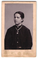 Fotografie J. R. Horn, Sonneberg I. Thüringen, Junge Dame Mit Kragenbrosche Und Amulett  - Anonymous Persons
