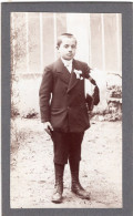 Photo CDV D'un Jeune Garcon élégant Posant Dans La Cour De Sa Maison - Anciennes (Av. 1900)