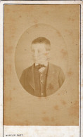 Photo CDV D'un Jeune Garcon élégant Posant Dans Un Studio Photo - Old (before 1900)