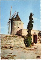 MOULINS A VENT 13 BOUCHES DU RHÔNE FONTVIEILLE LE MOULIN DE DAUDET CONTEUR ECRIVAIN AU PREMIER PLAN LE MUSEE MOULIN - Moulins à Vent