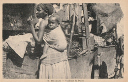 CARTE POSTALE ORIGINALE ANCIENNE : DJIBOUTI  JEUNE FEMME ET ENFANT VENDEURS DE DATTES - Gibuti