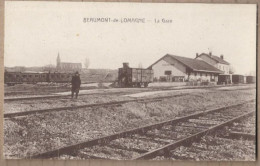 CPA 82 - BEAUMONT De LOMAGNE - La Gare - TB PLAN VOIES CHEMIN DE FER Intérieur QUAIS WAGONS Petite Animation - Beaumont De Lomagne