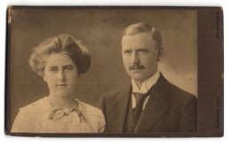 Fotografie Edmund Lill, Hannover, Georgstrasse 14, Bürgerliches Ehepaar In Sonntagsgarderobe Mit Ernstem Blick  - Anonieme Personen