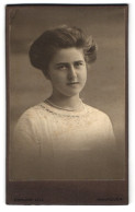 Fotografie Edmund Lill, Hannover, Georgstrasse 14, Junge Dame Mit Hochgestecktem Haar Und Eleganter Perlenkette  - Personnes Anonymes